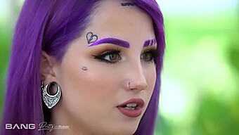 Attirante Et Non Filtrée - Rencontre Intense Avec Une Adolescente Tatouée Aux Cheveux Violets Dans Un Ménage À Trois