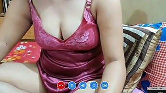 Une Dame Mature Montre Sa Chatte Serrée Devant La Webcam