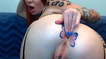 Une Rousse Tatouée Montre Son Tatouage De Papillon Dans Un Show Webcam