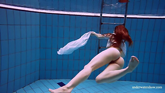 Des Filles Européennes Chaudes Plongent Dans La Piscine Pour Une Démonstration Sensuelle