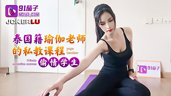 Huấn Luyện Viên Yoga Châu Á Chia Sẻ Kỹ Năng Tập Thể Dục Sau Buổi Tập Thể Dục