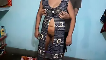 Η Desi Milf Γαμιέται Όλη Τη Νύχτα Από Νεαρό Καρφί