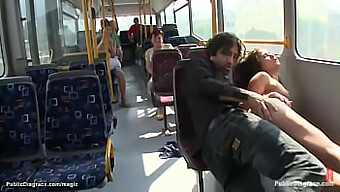 Una Kinky Ragazza Europea Si Impegna In Sesso Pubblico In Autobus