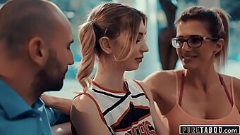 Cory Chase Dans Un Trio Torride Avec Une Pom-Pom Girl Et Son Coach