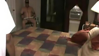 Un Soț Încornorat Observă Întâlnirea Soției Sale Cu Un Bărbat De Culoare.