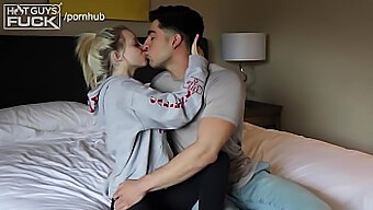 Eine Latino-College-Footballerin Hat Sex Mit Einer Zierlichen Blonden Frau In Ihrem Wohnheimzimmer Und Ist Vorsichtig In Ihrer Sicherheit.