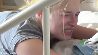 Lil Lili Wordt Geslagen Op Het Bed Voor Haar Wangedrag - Blonde Babes