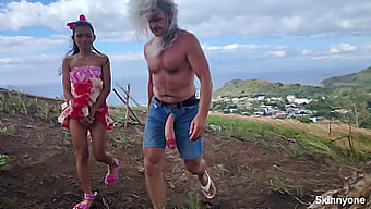 Encuentro Íntimo En La Naturaleza Con Su Pareja Pequeña Y Un Hombre Bien Dotado