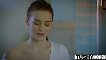 Lana Rhoades'In Iç Çamaşırlarıyla Yoğun Anal Deneyimi