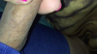 Chica Latina Hace Pajas Con Los Pies En Video Casero