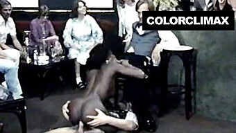 Adolescente Vintage Se Entrega Al Lamer Coño Interracial En La Discoteca