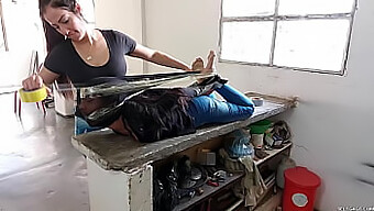 Joven Mujer Restringida Con Pantimedias Y Cinta Sobre La Boca En Un Escenario Bdsm