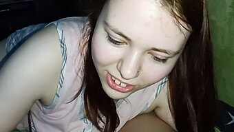 Nahaufnahme-Video Von Einem Mädchen, Das Ihrem Freund Einen Deepthroat-Blowjob Gibt