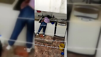 Une Adolescente Est Convaincue D'Enregistrer Une Vidéo Secrète Avec La Femme De Son Ami.