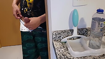 Intensa Azione Orale E Anale In Cucina