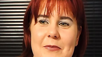 A Ruiva Europeia Milf Seduz Com Brincadeiras Com Banana E Beleza Natural