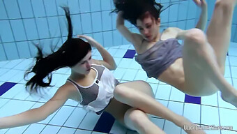 Dos Mujeres Gozando Desnudas Nadando En La Piscina De La República Checa